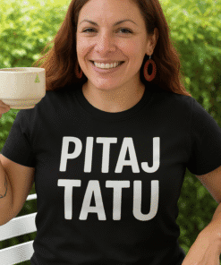 Poster na donjoj slici prikazuje ženu s osmijehom, koja drži šalicu, u parku ili vrtu, s natpisom na majici "PITAJ TATU".