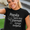 Popis slike: Žena nosi crnu majicu s toplim, zabavnim tekstom o popiti i šampanjcu, idealno za personalizirane optima majice.