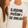 Smeće, pušenje i smijeh - moderan print na majici za svakodnevnu šalu.