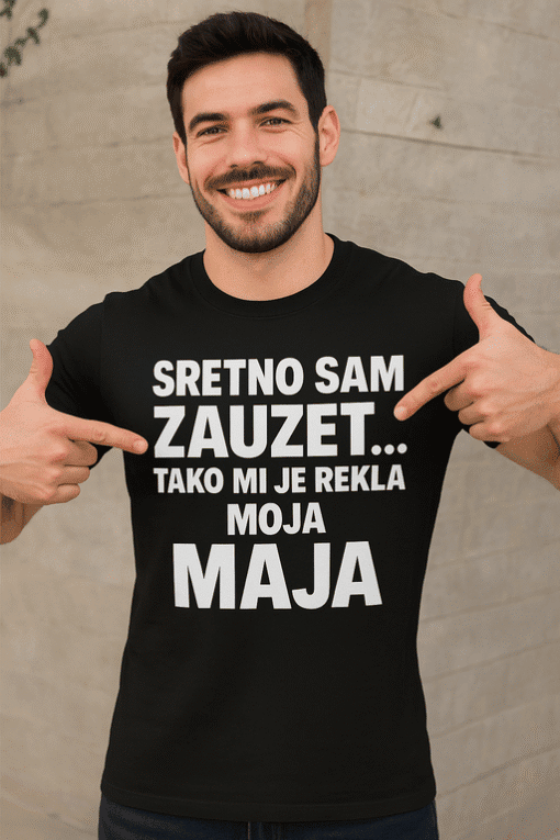 Sretan muškarac s majicom s tiskom, moderna odjeća za muškarce, prilagođene majice za OPTIMA kampanju.