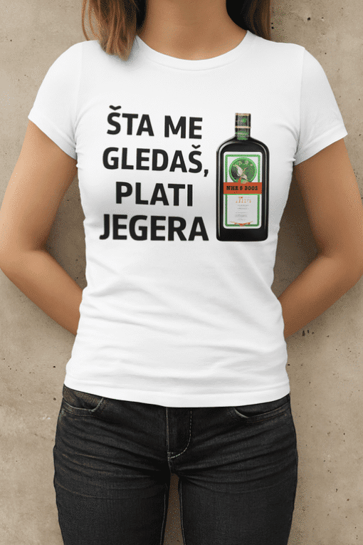 Nacrta na majici s tekstom i slikom boce, moderan i personaliziran dizajn za svakodnevnu odjeću.