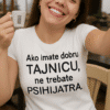 Sunčana žena s majicom i šalicom, optimističan izgled, promocija personaliziranog tekstila za tvrtku Top-majice.hr.