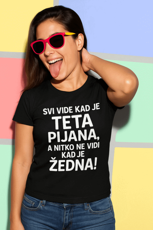 Pametna majica s natpisom za žene, modni izgled, zabavan dizajn.