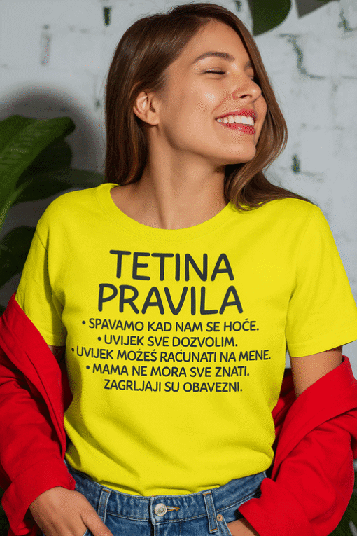 Nevidljivo: ženska u žutoj majici s ispisom, moderni modni izgled za optima majice u Hrvatskoj.