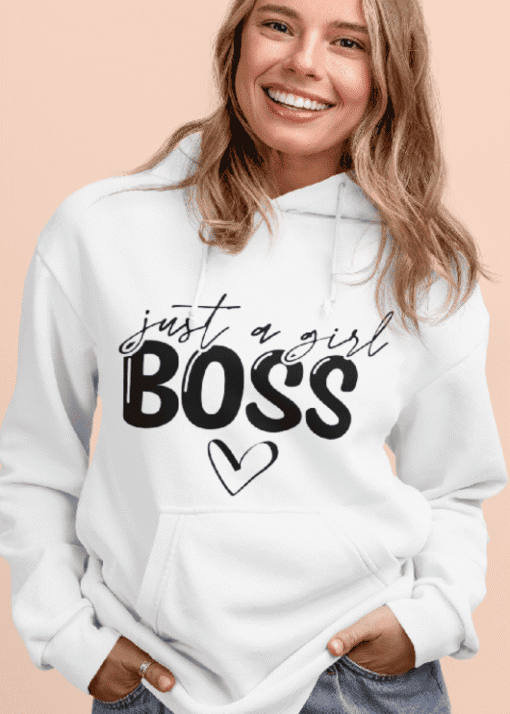 Sretna djevojka u bijeloj hoodie s natpisom Boss, moderna i udobna odjeća za žene.
