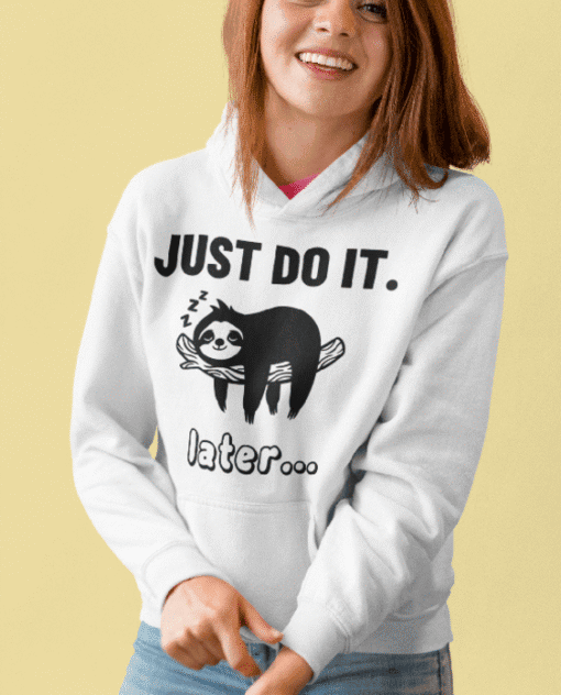 1. Ženska u bijeloj hoodie s natpisom "Just Do It" i slatkim slonovima, trendi odjeća za opuštanje.