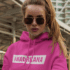 Rozigrani hoodie s natpisom #NADRŽANA za sportske i modne izazove.