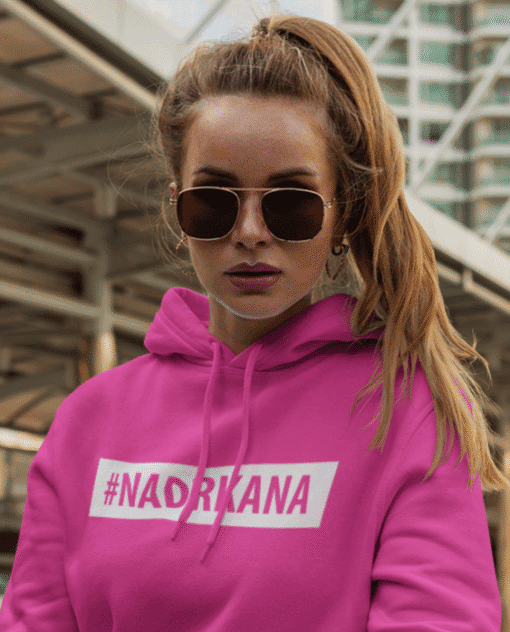 Rozigrani hoodie s natpisom #NADRŽANA za sportske i modne izazove.