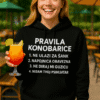 Nasmiješena žena s majicom o konobara, humoristički slogan, lagani outdoor u restoranima, pravi za odjeću za konobare.
