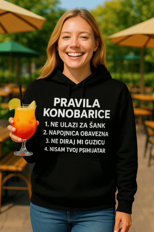 Nasmiješena žena s majicom o konobara, humoristički slogan, lagani outdoor u restoranima, pravi za odjeću za konobare.