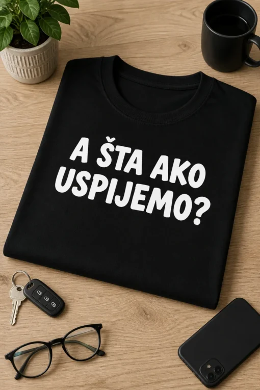 Majica s natpisom A ŠTA AKO USPIJEMO? u minimalističkom tipografskom dizajnu