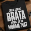 Majica s natpisom IMAM LUDOG BRATA NEMOJ DA GA MORAM ZVAT u bijelom vintage tekstu
