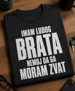 Majica s natpisom IMAM LUDOG BRATA NEMOJ DA GA MORAM ZVAT u bijelom vintage tekstu