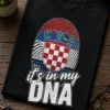 Majica s natpisom it's in my DNA i otiskom prsta u hrvatskim bojama