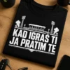Navijačka majica s natpisom KAD IGRAŠ TI JA PRATIM TE u bijelom tipografskom stilu