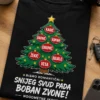 Božićna majica s borom od nogometnih prezimena i sloganom KARIĆ RAPAIĆ KRPAN ERGOVIĆ ŽEKIĆ BUJALO VESA BISMO ROMANTIČNI SNIJEG SVUD PADA BOBAN ZVONE!