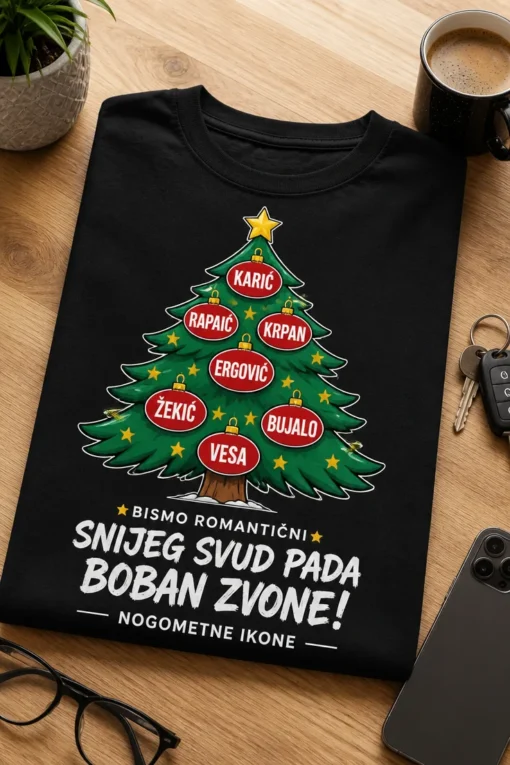Božićna majica s borom od nogometnih prezimena i sloganom KARIĆ RAPAIĆ KRPAN ERGOVIĆ ŽEKIĆ BUJALO VESA BISMO ROMANTIČNI SNIJEG SVUD PADA BOBAN ZVONE!