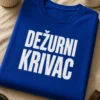Majica s natpisom DEŽURNI KRIVAC u minimalističkom tipografskom dizajnu