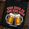 Majica s natpisom TWO BEER OR NOT TWO BEER i dvije krigle piva koje se kucaju