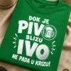 Majica za Ivu s natpisom DOK JE PIVO BLIZU IVO NE PADA U KRIZU!