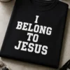 Majica s natpisom I BELONG TO JESUS u crnom tipografskom dizajnu