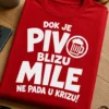 Majica s natpisom DOK JE PIVO BLIZU MILE NE PADA U KRIZU! i pivskom ikonom u tipografskom dizajnu