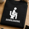 Majica s natpisom DOWNLOADING i piktogramom osobe koja sjedi na WC-u