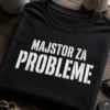 Majica s natpisom MAJSTOR ZA PROBLEME u bijelom stencil stilu