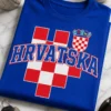 Majica s natpisom HRVATSKA, kockicama i hrvatskim grbom u navijačkom stilu