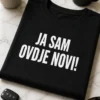 Majica s natpisom JA SAM OVDJE NOVI! u minimalističkom tipografskom dizajnu