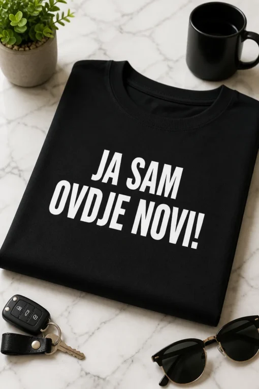 Majica s natpisom JA SAM OVDJE NOVI! u minimalističkom tipografskom dizajnu