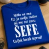 Majica za šefa s natpisom Nitko ne zna što ja ovdje radim ali me svi zovu ŠEFE Uvijek korak ispred!