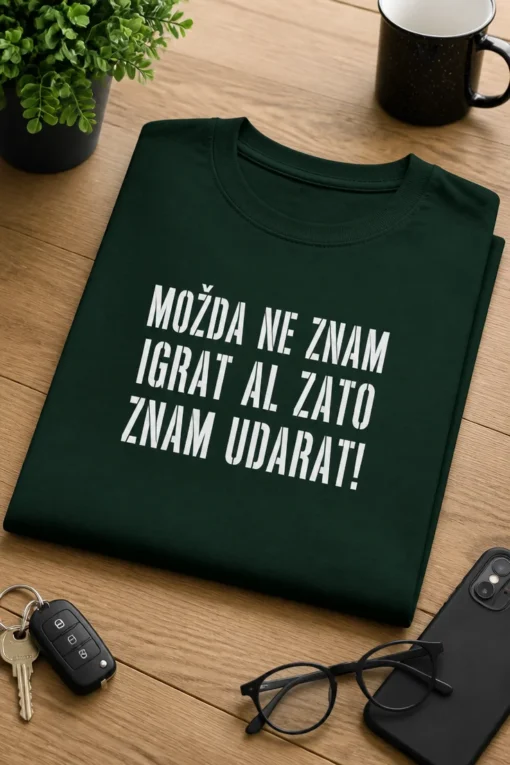 Majica s natpisom MOŽDA NE ZNAM IGRAT AL ZATO ZNAM UDARAT! u minimalističkom tipografskom dizajnu