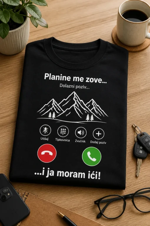 Majica s natpisom Planine me zove… …i ja moram ići! i motivom dolaznog poziva s planinama