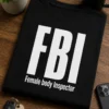 Majica s natpisom FBI Female body Inspector u minimalističnom tekstualnom dizajnu