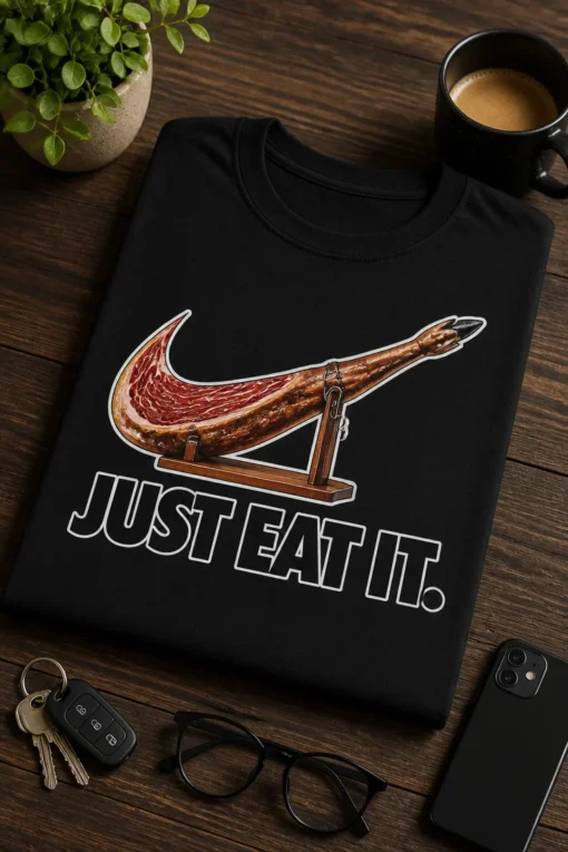 Majica s motivom pršuta u obliku sportskog znaka i natpisom JUST EAT IT.