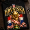 Majica s natpisom HRVATSKA, zlatnim trofejem i hrvatskom šahovnicom