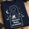 Majica s natpisom Introvert. Molim, ne ometati. uz do-not-disturb vješalicu, mjesečinu i zvjezdice.