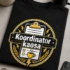 Majica s natpisom Koordinator kaosa u mock-corporate badge stilu, s clipboardom, munjama i šalicom kave, u žuto-bijeloj kombinaciji.