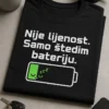 Crna majica s natpisom Nije lijenost. Samo štedim bateriju. i baterijom na 5 posto sa pospanim licem