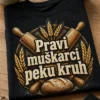 Crna majica s natpisom Pravi muškarci peku kruh, s križanim valjkom i klasjem pšenice u rustikalnom stiliziranom printu.