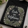 Majica s botaničkim motivom i natpisom Luda za biljkama, s monstera listovima i nježnim papratima u zeleno-ružičastom okviru.