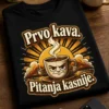 Majica s natpisom "Prvo kava. Pitanja kasnije." uz šalicu kave i sunčane zrake, dizajn za ljubitelje kave