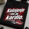 Crvena i bijela tipografska majica s natpisom Kašnjenje mi je kardio., kosim dinamičnim slovima, crtama brzine i malom tenisicom