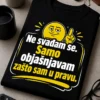 Crna majica s natpisom Ne svađam se. Samo objašnjavam zašto sam u pravu. u bijelo-žutom DTF printu