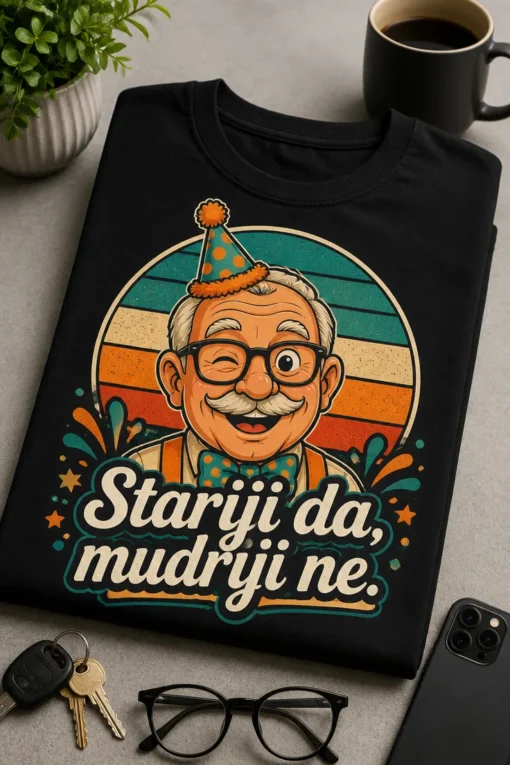 Majica s retro rođendanskim motivom i natpisom Stariji da, mudriji ne. uz prijateljsko lice djeda, party kapu i vintage pruge u tirkiznoj i narančastoj.