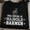 Majica s natpisom OVAJ ČOVJEK JE NAJBOLJI BARMEN u retro tipografskom stilu