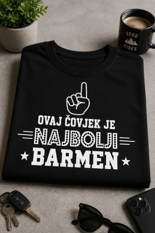 Majica s natpisom OVAJ ČOVJEK JE NAJBOLJI BARMEN u retro tipografskom stilu