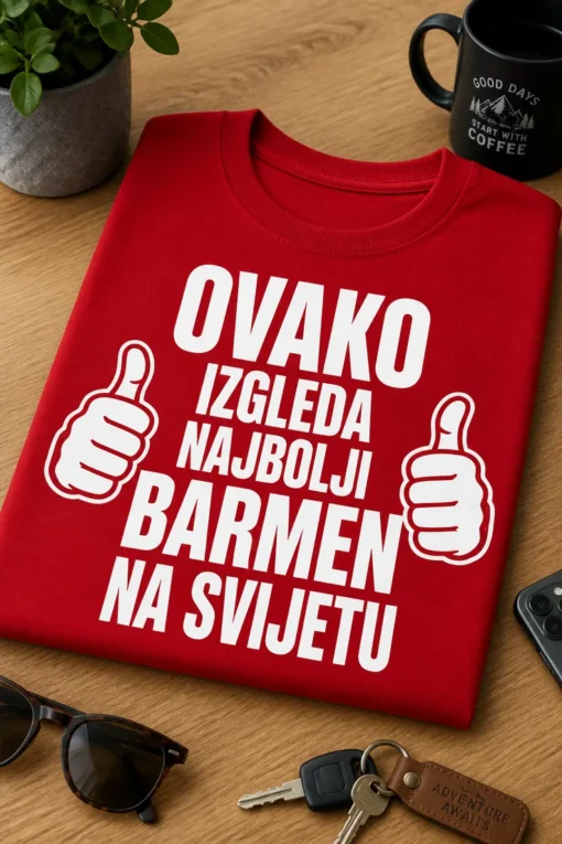 Majica s natpisom OVAKO IZGLEDA NAJBOLJI BARMEN NA SVIJETU i ilustracijama palca gore