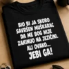 Majica s natpisom BIO BI JA SKORO SAVRŠEN MUŠKARAC DA ME BOG NIJE ZAKINUO NA JEZIČINI. ALI OVAKO... JEBI GA!